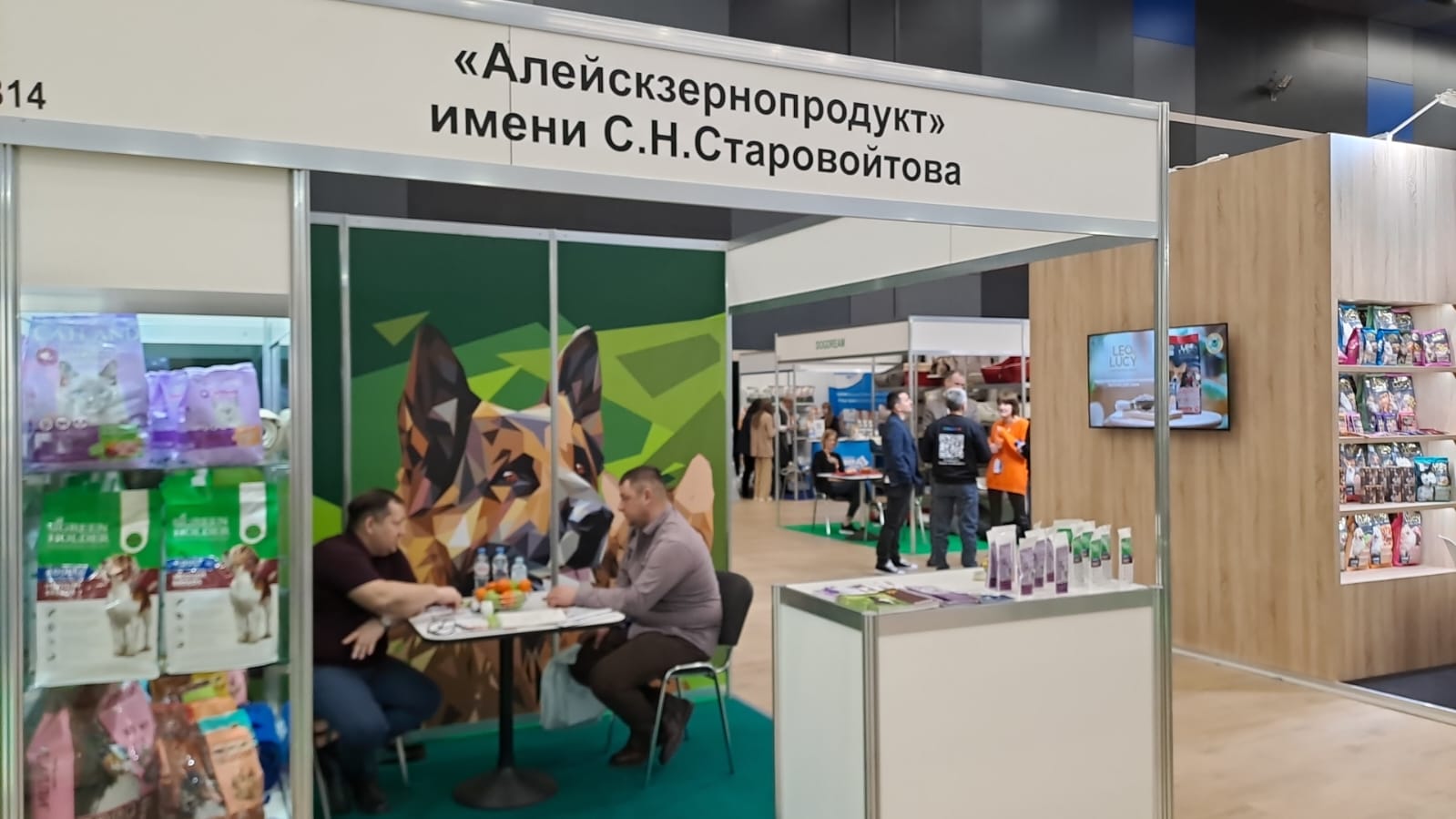 Алтайские корма супер-премиум-класса для домашних питомцев демонстрируют на международной выставке «Зооиндустрия 2023» — новости, предприятий, Алтайские товары