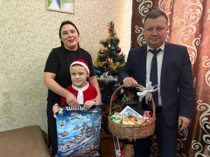 «Пусть желания сбываются»: руководитель Алтайпищепрома исполнил мечту ребенка в рамках акции «Ёлка желаний»