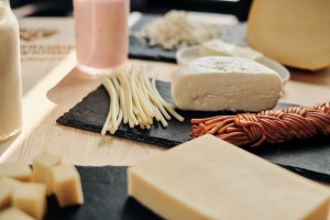 Как выбрать натуральный и полезный сыр в магазине 