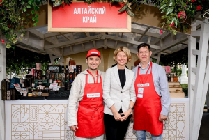 Пихтовый лимонад и сырный складень: какие алтайские продукты были популярны на фестивале «Вкусы России» в Москве